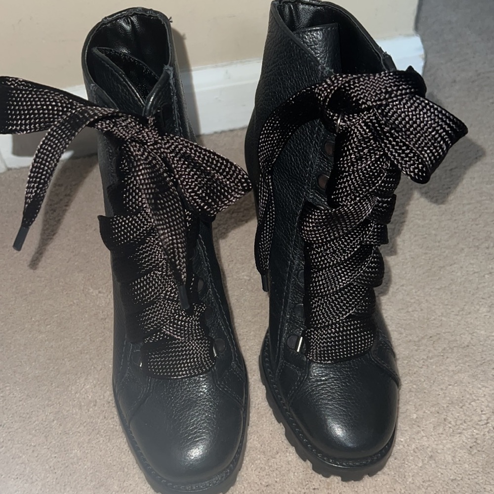 Schutz never worn size 5.5 Zhara Bootie. No box, comes with burgundy extra laces